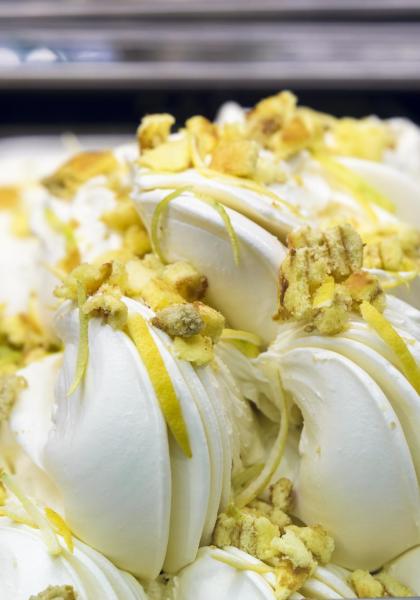 Gelato al limone con pezzetti di biscotto.