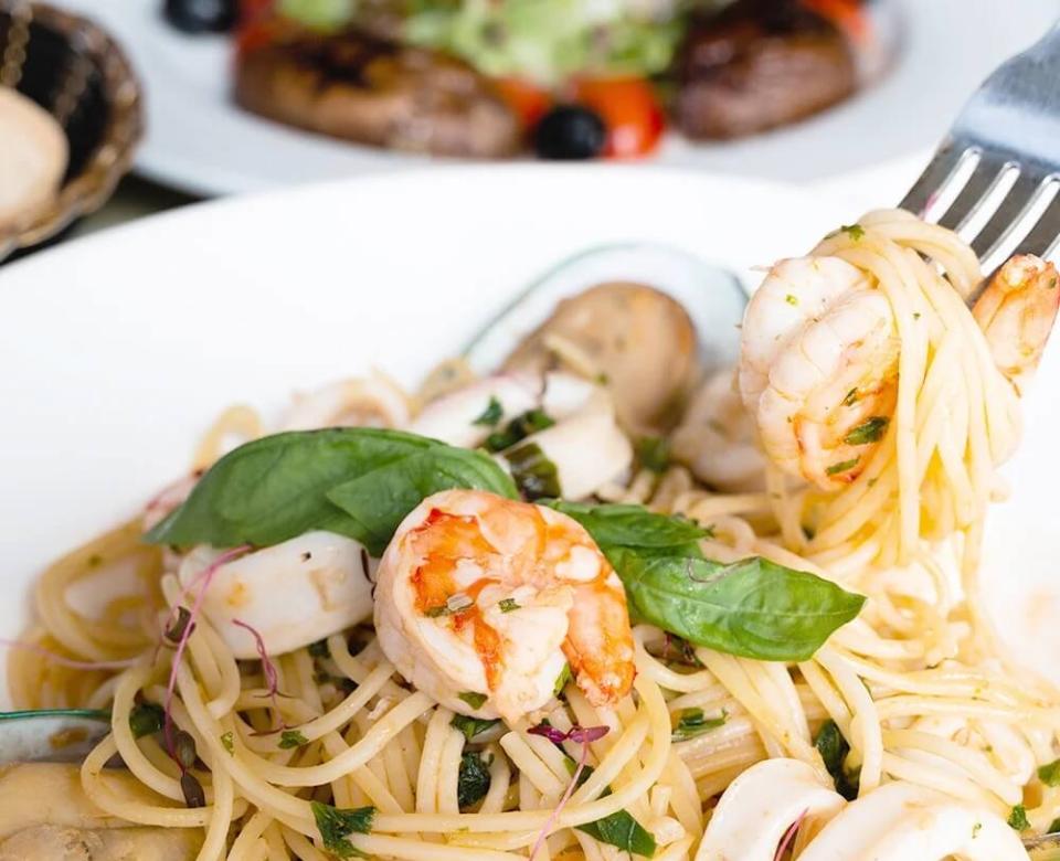 Spaghetti ai frutti di mare con gamberi, erbe fresche e basilico.